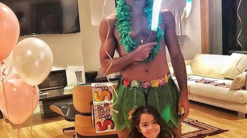 萨拉赫为女儿庆生化身海洋奇缘 铁汉柔情温馨满满