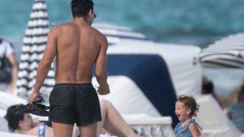 法尔考与女儿迈阿密海滩的温情时光