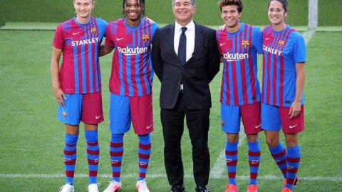 巴塞罗那发布新赛季战袍 红蓝条纹融汇队徽灵感