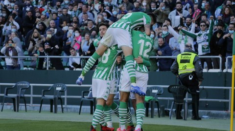 西甲经典战：皇家贝蒂斯主场连扳三城，胡安米戴帽导演惊天逆转