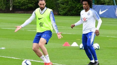 揭秘切尔西备战曼联：伊瓜因摊手瞬间，是困惑还是激励？