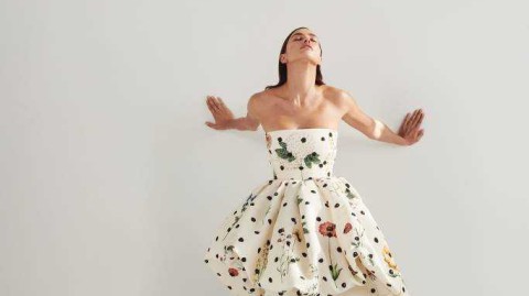 气场全开：伊莉娜·莎伊克为奥斯卡·德拉伦塔演绎摩登女郎新篇章