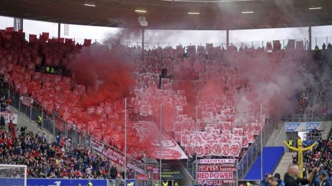 拜仁慕尼黑用特制口罩传递爱心，二十五万欧元善款助力抗疫行动