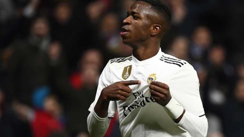 伯纳乌的青春风暴：回顾皇马三球完胜阿拉维斯之战