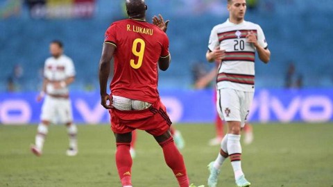 拼抢太过忘我，卢卡库比赛中短裤滑落险些走光