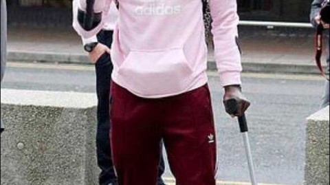 曼城时尚名将本杰明·门迪街头风采：粉红卫衣搭白发，这造型太扎眼了