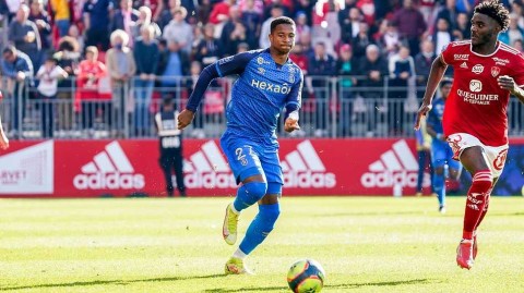 法甲焦点战：布雷斯特主场1比1憾平兰斯，激烈对决难分伯仲