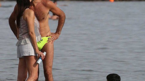 布冯海边享天伦 传奇门神的温情夏日时光