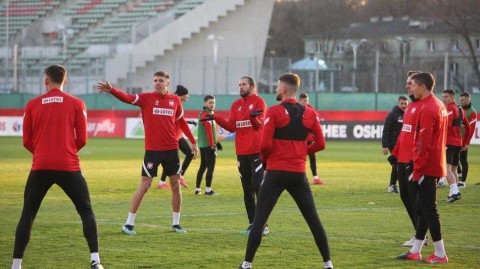 直击波兰铁骑华沙集结：莱万领衔，新冠阴影下的世预赛征程启幕