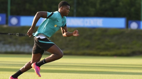 蓝黑新翼亚平宁初翔 荷兰飞侠邓弗里斯亮相阿皮亚诺