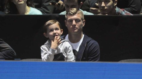 皇马大将托尼·克罗斯怀抱爱子现场观战网球总决赛，父爱满满