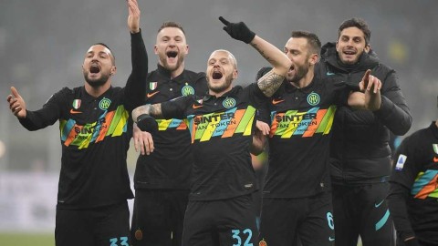 意甲蓝黑军团主场小胜 邓弗里斯再建功