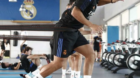 皇家马德里严阵以待，健身房内挥汗如雨备战西甲新赛季