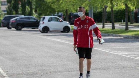 疫情下的复苏脚步：博洛尼亚俱乐部全员防护重返训练场