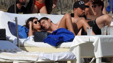 皇马门神库尔图瓦甜蜜度假 铁汉柔情以胸为枕羡煞旁人