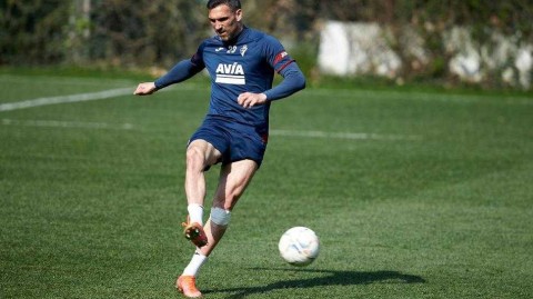 埃瓦尔小镇的足球之魂：主席阿玛雅雨中督训，见证另一种足球的可能