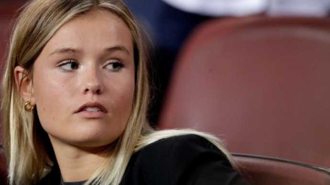 巴萨铁腰柔情一刻，德容女友诺坎普助威成最美风景