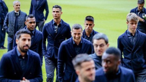 欧冠战神空降阿姆斯特丹！C罗率尤文众将西装踩场显王者霸气