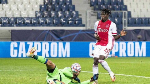 亚特兰大主场连追两球战平阿贾克斯，真蓝黑展现不屈斗志