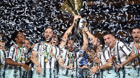 胜利的泪水与捧杯的欢笑：尤文图斯主场收官战谱写冰火之歌