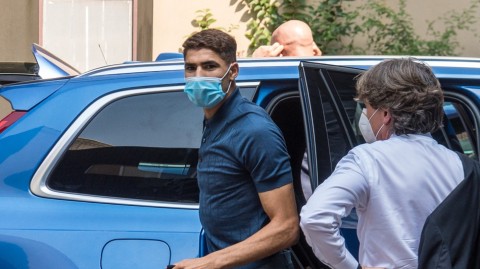 蓝黑启程：阿什拉夫·哈基米抵达米兰城的定格瞬间