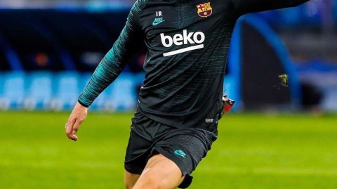 梅西笑容照亮那不勒斯之夜 巴萨欧冠迎战宿敌盼破咒