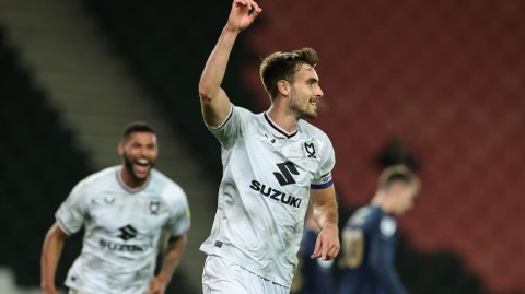 联赛杯激战：米尔顿凯恩斯主场力克莫雷坎比晋级