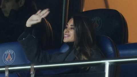 欧冠夜温情时刻：梅西妻儿看台观战，亲情点亮绿茵场