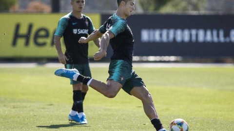 C罗领衔葡萄牙队全力备战欧预赛 训练场上演劲爆射门