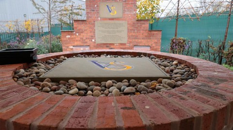 莱斯特城永恒的光：维猜离世两周年，王权球场外的蓝色哀思