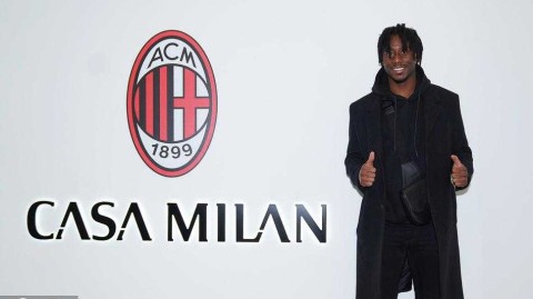 冬日暖阳下的新援：梅特身披红黑战袍亮相米兰内洛