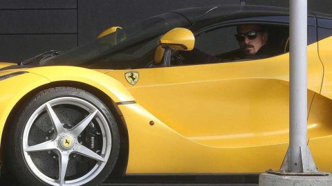 伊布的黄色法拉利跑车闪耀街头