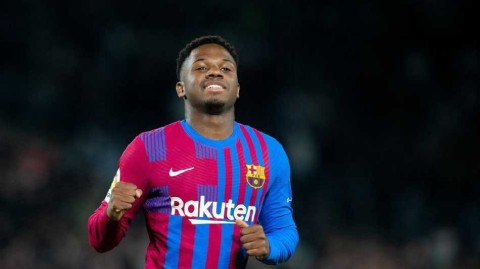 从诺坎普希望到漂泊旅人：法蒂与那件沉重的十号球衣