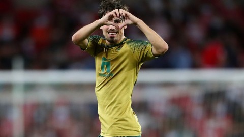 西甲经典战：格拉纳达惨遭贝蒂斯补时绝杀，卡纳莱斯一剑封喉