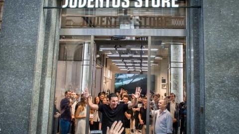 回家！布冯重返尤文图斯，亮相官方商店引爆都灵城