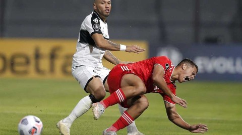 亚松森的雨夜宿命对决：奥林匹亚激战巴西国际解放者杯经典瞬间