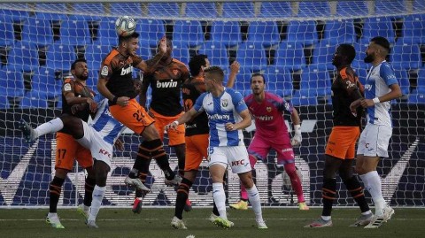 布塔尔克镇的奇迹：十人莱加内斯如何用血肉之躯挡住蝙蝠军团的狂攻