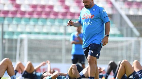 蓝衣军团蓄势待发：那不勒斯夏训备战，新王当立剑指新赛季