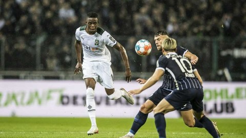 普莱亚鱼跃冲顶，霍夫曼写意吊射：门兴普鲁士公园雨夜奏凯