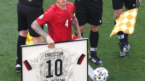 比利时全队签名的埃里克森球衣 绿茵场上爱的礼赞