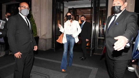 复古风潮的优雅演绎：维多利亚纽约街拍定格知性瞬间