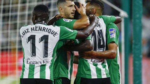 绿白军团主场奏凯 安达卢西亚德比激战洛佩拉球场