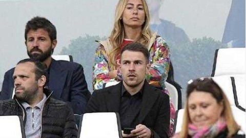 拉姆塞都灵看台凝望C罗：新援眼里的憧憬与八连冠王朝的背影