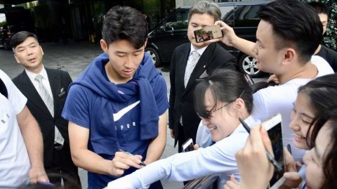 孙兴慜酷暑中暖心宠粉 展现亚洲一哥亲和力