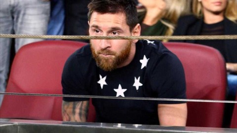 梅西看台督战点亮诺坎普 巴萨五球狂胜献礼国王