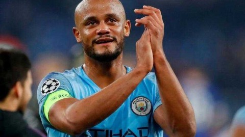 绿茵场上的双重指挥官：那些边踢球边执教的传奇斗士