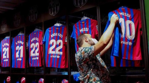 梅西与巴塞罗那合约到期 球迷驻足商店梅西球衣面前依依不舍