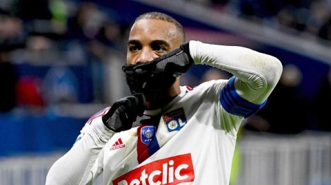 法国杯激战拉卡泽特破门建功 里昂点球险胜里尔晋级八强