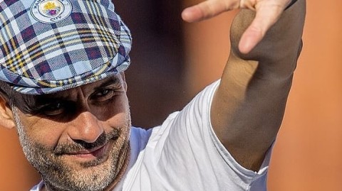 蓝月当空，激情永存：回顾曼城夺冠巡游与瓜迪奥拉的霸气瞬间