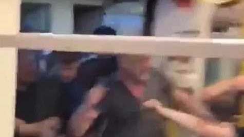 社区盾杯赛前硝烟弥漫 曼城利物浦球迷地铁混战啤酒瓶横飞